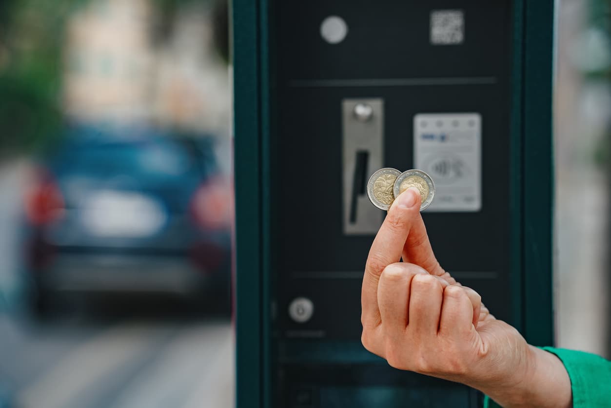 El creciente aumento en los precios de productos y servicios ha ocasionado que sea cada vez más difícil llegar a fin de mes, pero el panorama varía según el estado en el que se viva. La diferencia puede ser de hasta $80,000. 
<br>
<br>GOBankingRates realizó un estudio para identificar el salario digno anual necesario para vivir cómodamente en cada uno de los 50 estados, y reveló que incluso se vive cómodamente en una región, podría vivir de cheque en cheque en otra.
<br>
<br>Estos son los estados donde es posible llegar a fin de mes con sueldos de menos de $60,000 dólares al año, según el análisis.
<br>