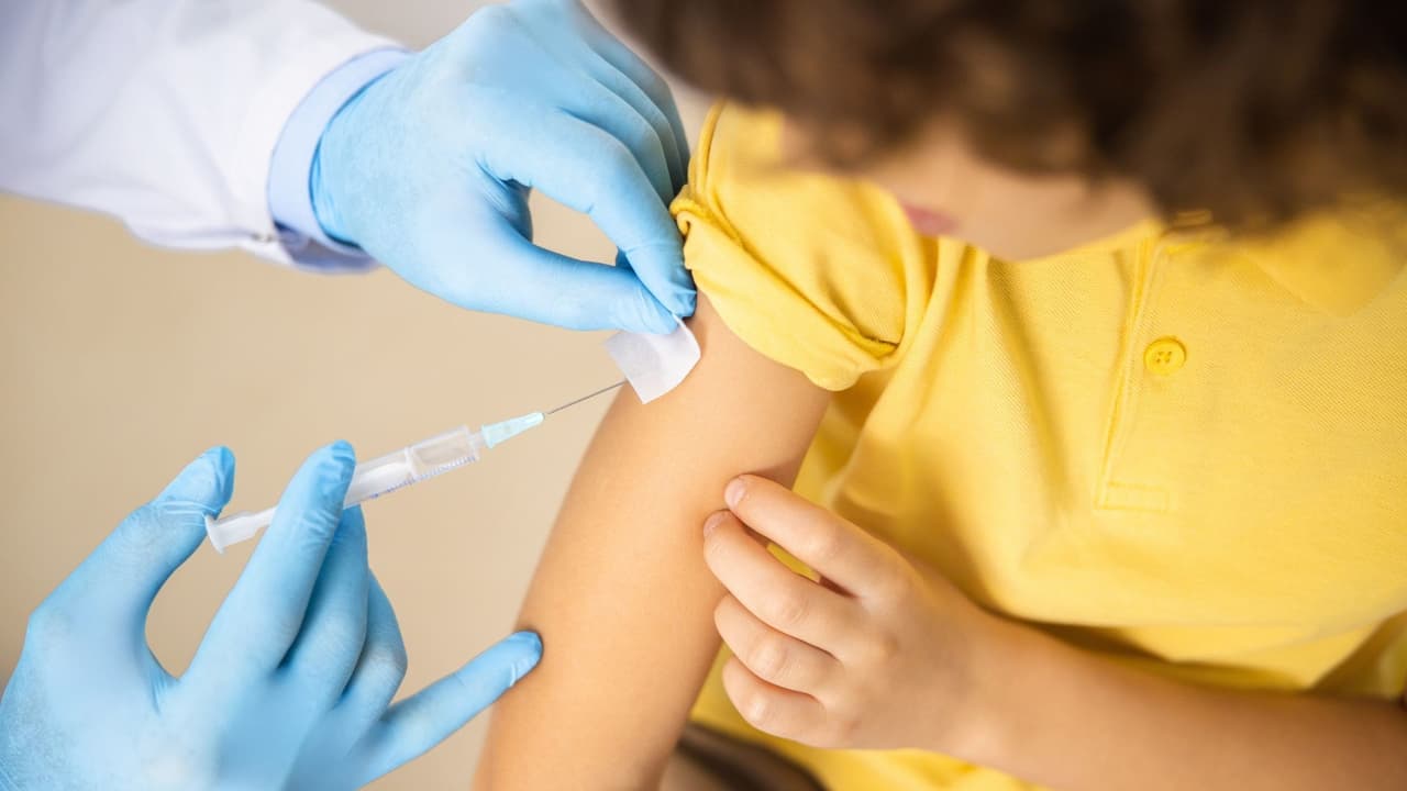 Experta de Parkland Health aclara dudas a padres sobre vacunar a sus hijos antes del regreso a clases