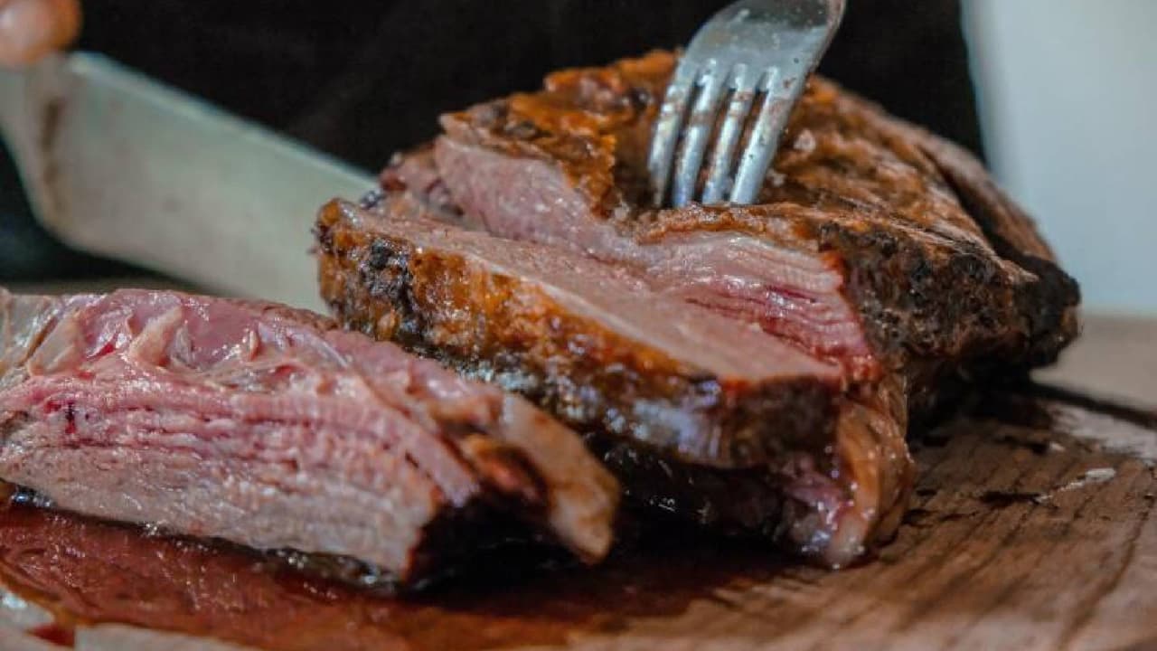 <b>Carne roja</b>
<br>La cane roja tiene un alto contenido calórico, lo que provoca una digestión más lenta y hace que suba la temperatura corporal.
<br>
<br>Mejor consume carnes magras que son más sencillas de digerir como pollo, pavo o pescado, siempre en cantidades moderada.