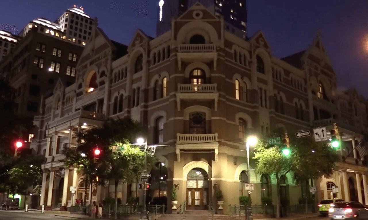 <b>EN VIDEO: </b>
<br>
<br>Ubicado en el corazón de la ciudad de Austin, The Driskill Hotel fue construido en 1885.