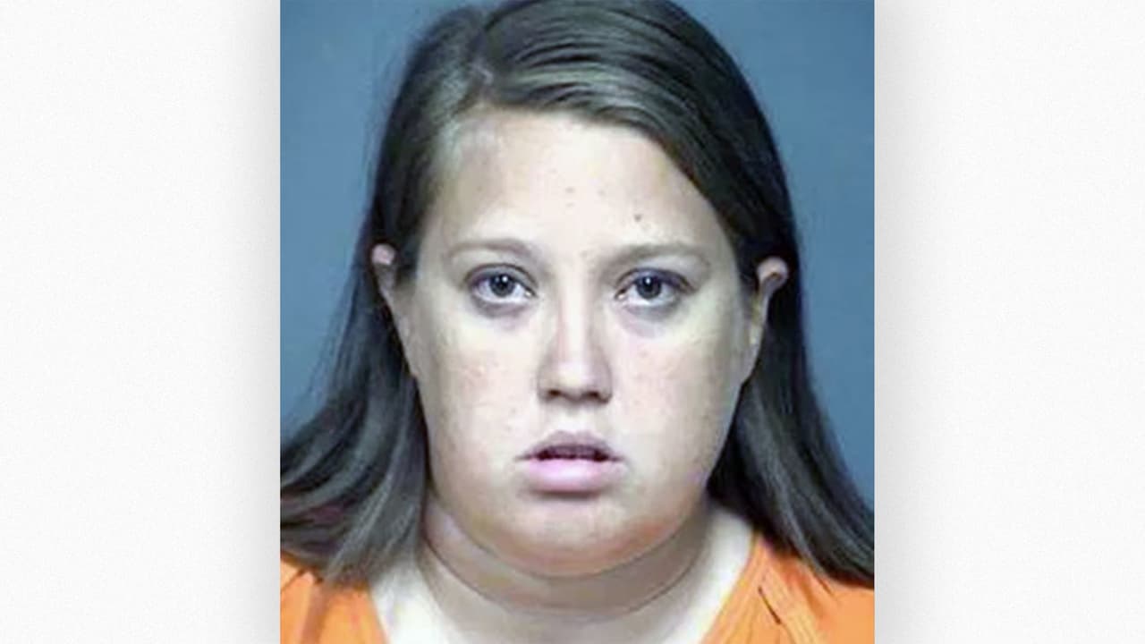 <a href="https://www.univision.com/local/dallas-kuvn/arrestan-en-texas-a-una-asistente-de-maestra-por-asalto-sexual-a-un-nino-de-11-anos">Jessica Jewel Corin Benton,</a> una asistente de maestra que trabajaba en Texas, fue arrestada por sostener relaciones sexuales con un estudiante de 11 años.