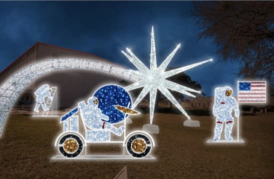 Experimenta un alumbrado de alta tecnología sobre la Plaza Principal del Centro Espacial Johnson de la NASA, donde las luces suspendidas en el aire se mueven en secuencias coreográficas precisas.