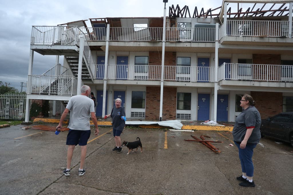 Parte del techo de este hotel de Lake Charles se vino abajo con los fuertes vientos de Laura, que sobrepasaron las 150 mph.