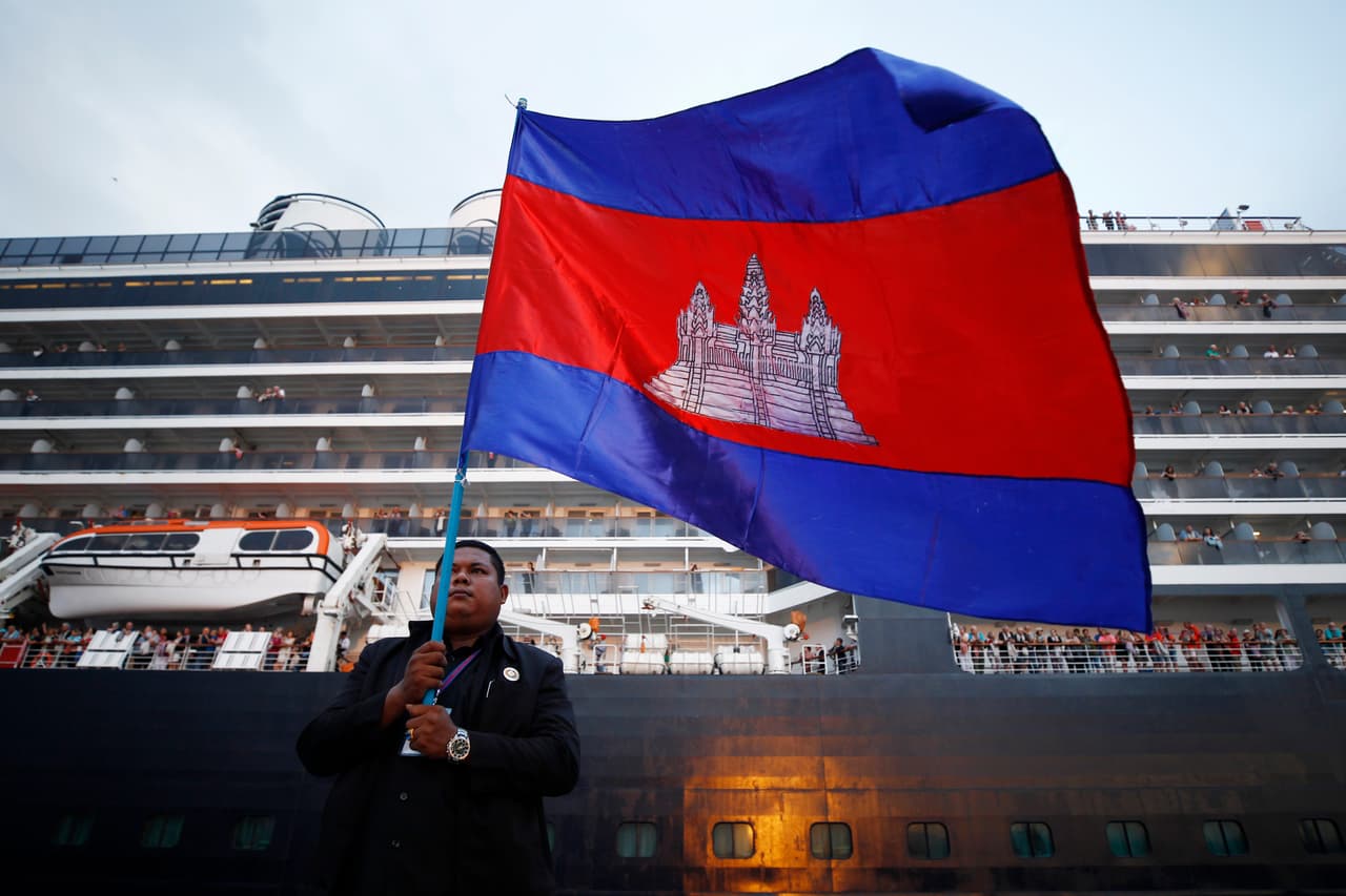 Las primeras 100 personas, cuyos vuelos a casa fueron proporcionados por el operador de cruceros Holland America, fueron recibidos con jazmines y bufandas camboyanas tradicionales.