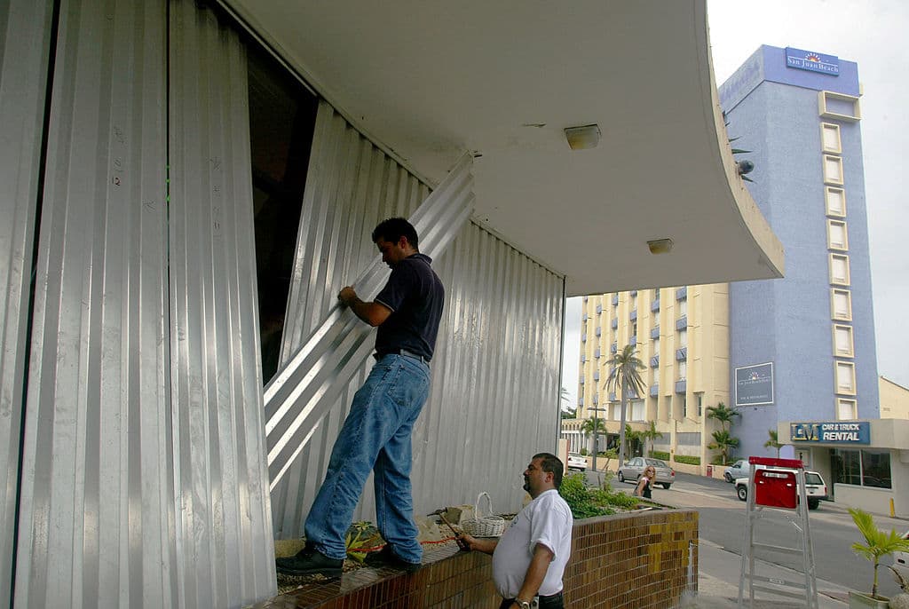 Proteja las ventanas con postigos permanentes contra tormentas o invierta en madera contrachapada de media pulgada precortada para que se adapte a sus puertas y ventanas. Identifique un lugar para almacenar los muebles de jardín, juguetes, herramientas de jardinería y cestos de basura (lejos de escaleras y salidas) para prevenir que se muevan con los fuertes vientos y que puedan lastimar a alguien.