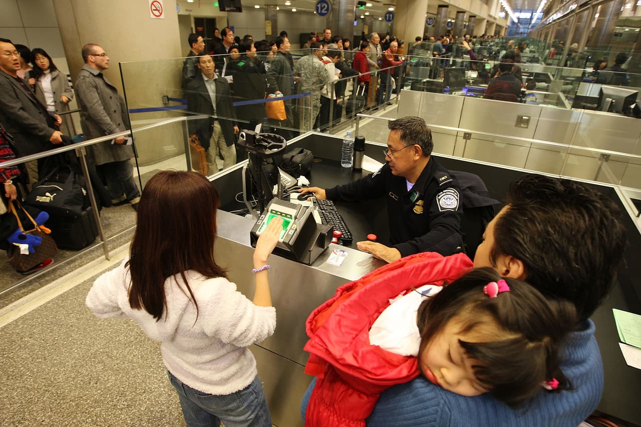 USCIS emite documentos de viaje de refugiado a personas que tienen estatus de 
<b>refugiado o asilado</b>, y a residentes permanentes que obtuvieron su Tarjeta Verde a a base de su estatus de refugiado o asilado. Más sobre el Documento de Viaje de Refugiado 
<b><a href="https://www.uscis.gov/es/tarjeta-verde%20/documentos-viaje" target="_blank">aquí</a></b>.