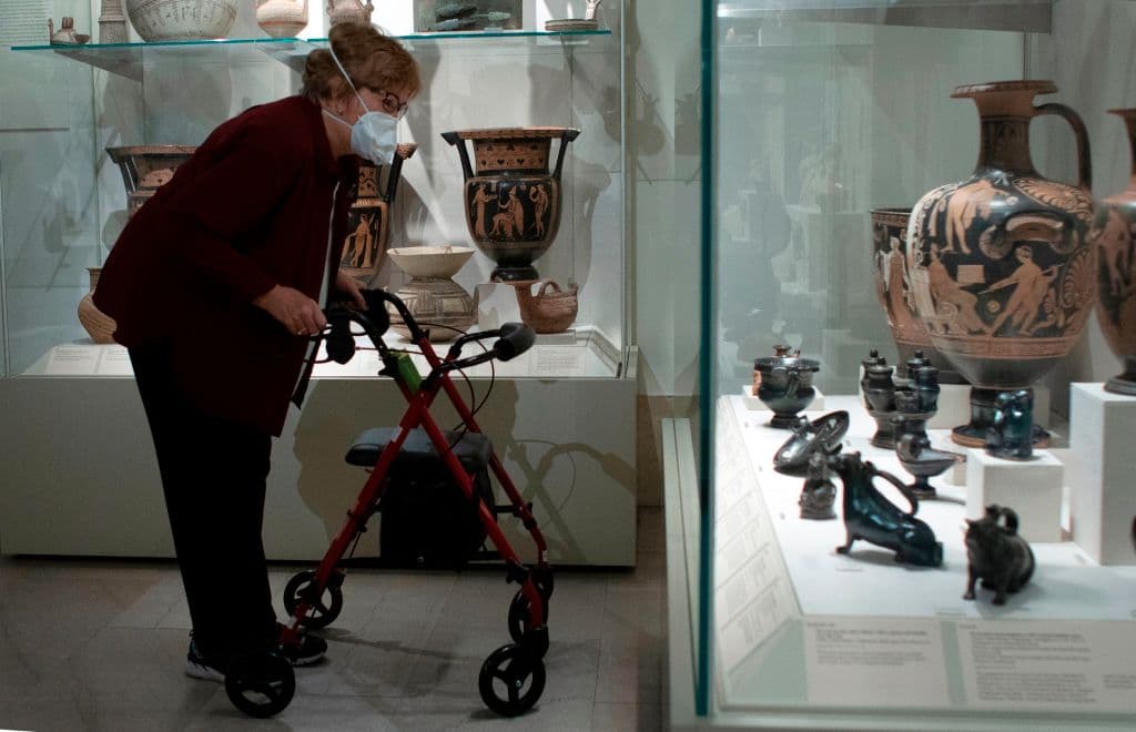 😷 
<b>Museos </b>interior. 
<b>Vacunados por completo</b> y quienes 
<b>no están vacunados</b> 
<u>deben</u> utilizar mascarilla.