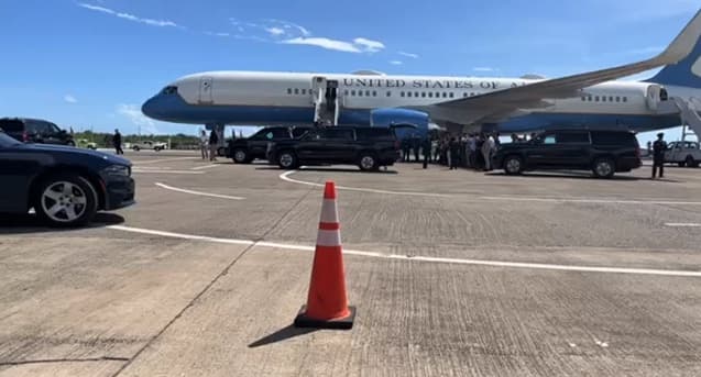 A las 2:01 de la tarde, hora del este, el avión del presidente de los Estados Unidos aterrizó en la pista del aeropuerto Mercedita de Ponce, ciudad al sur de Puerto Rico. Esta fue una de las más afectadas por el huracán Fiona y tiene sectores a oscuras, incluso desde la noche antes al paso del fenómeno.