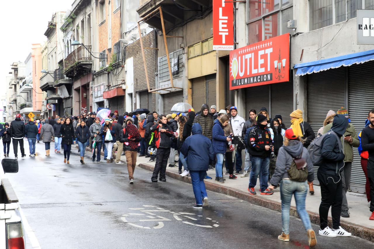 Una larga fila de venezolanos espera su turno para votar en la consulta contra la constituyente venezolana en Montevideo, Uruguay.