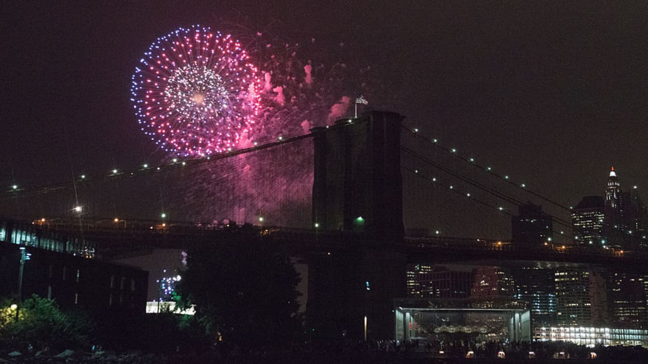 El espectáculo anual de fuegos artificiales por el Día de la Independencia regresó al East River este 4 de julio.