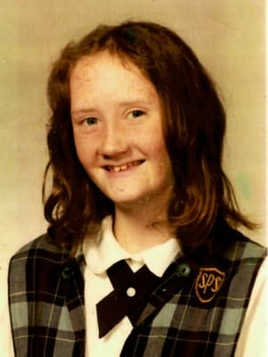 <h3 class="cms-H3-H3">Margaret Ellen Fox </h3>
<br>
<br>El pasado 24 de junio de 1974 Fox fue vista por última vez luego de viajar en autobús p
<a href="https://www.fbi.gov/wanted/kidnap/margaret-ellen-fox" target="_blank">ara encontrarse con un hombre que había anunciado un trabajo de niñera en Mount Holly</a>, Nueva Jersey, y que se hacía llamar "John Marshall". 
<br>
<br>La agenia dice que vio a Margaret subiendo a un autobús en Burlington, Nueva Jersey, ese día aproximadamente a las 8:40 a.m. Nunca más se ha sabido de ella. 
<br>
<br>A Margaret, quien tenía 13 años en el momento de su desaparición, le faltaban dos dientes delanteros superiores y utilizaba anteojos. 
<br>
<br>El FBI está ofreciendo una recompensa de hasta 25,000 dólares por información que conduzca al arresto y/o condena del sujeto (s) responsable de la desaparición de Margaret Ellen Fox, quien tiene 61 años en la actualidad.