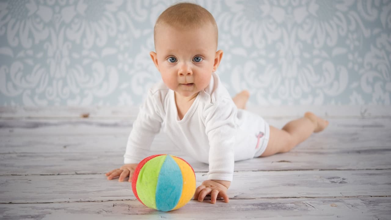 Pelota Montessori: Cómo hacer este juguete sensorial para tu bebé en casa