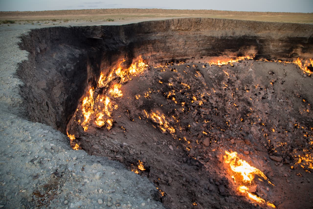 <b>¿Cuánto durará?</b> Los científicos de Turkmenistán no saben cuánto gas natural alimenta el cráter en llamas y los planes de rellenar el hoyo aún no se han concretado.