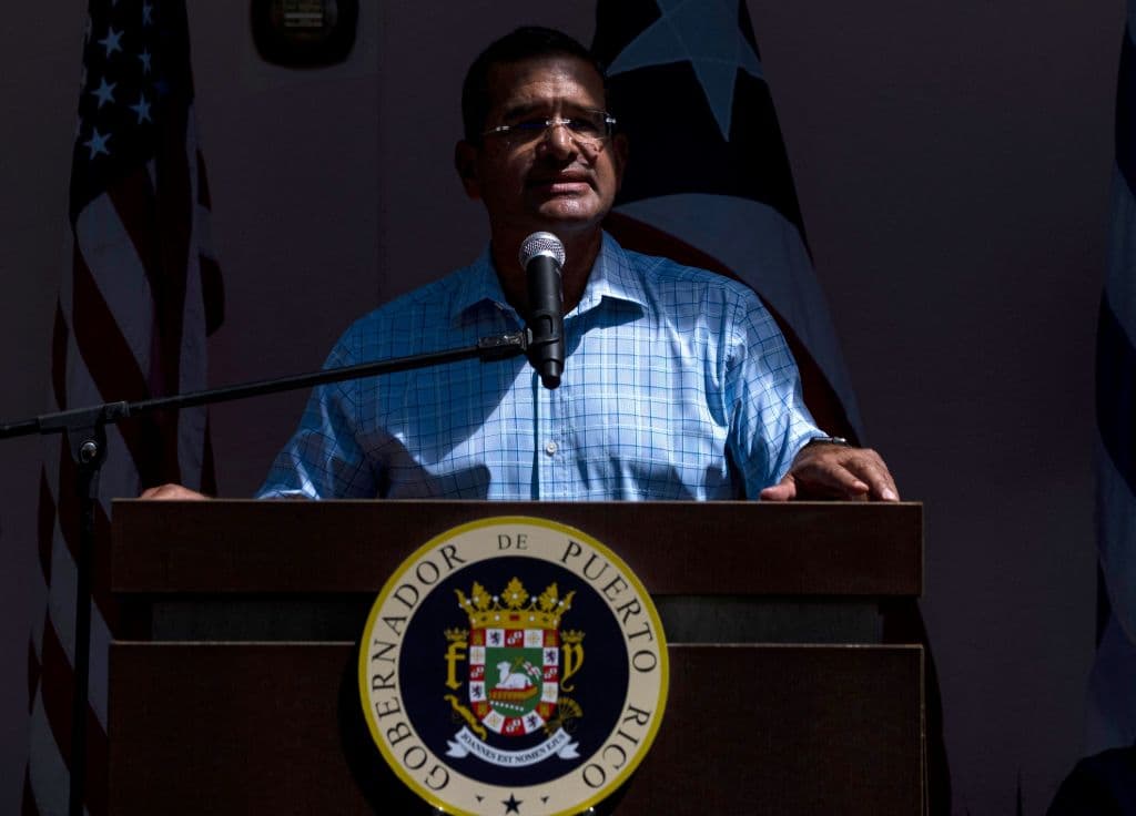 Cuatro años antes, el sábado 2 de enero, Pedro Pierluisi comenzó su primer discurso como gobernador afirmando: "Hoy es un día de 
<b>gran ilusión</b>. Es un día que, 
<b>como cada año nuevo</b>, nos brinda una oportunidad de 
<b>hacer las cosas mejor</b> y de 
<b>recobrar la esperanza</b> al mirar al futuro. Todos aspiramos a 
<b>dejar atrás las crisis</b> [...] a encaminarnos en el rumbo de 
<b>la reconstrucción</b> y del progreso, a 
<b>crear el Puerto Rico que todos soñamos</b>".