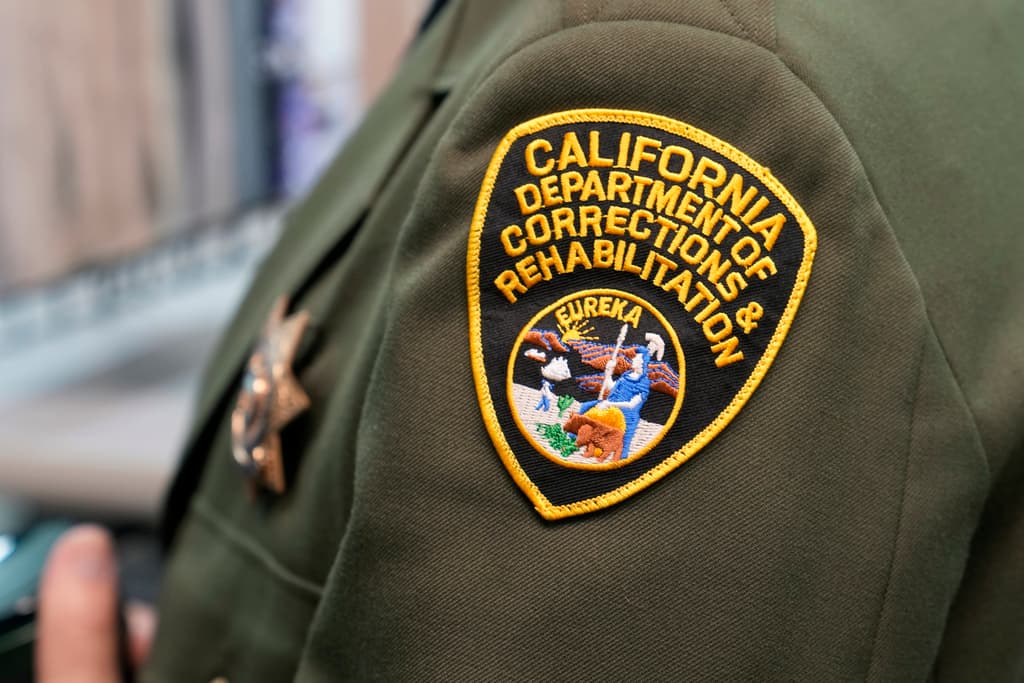 Esposa de un reo en California es indemnizada con $5.6 millones por un registro en que la desnudaron