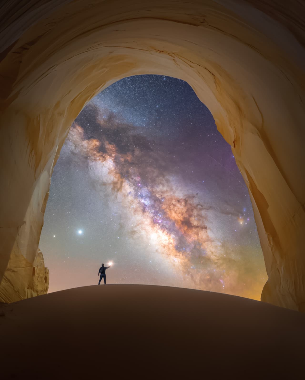 <b>‘Cámara de luz’, tomada desde el monumento Nacional Grand Staircase-Escalante, Utah.</b>
<br>
<br>En los deshabitados desiertos del suroeste estadounidenses abundan los lugares perfectos para capturar el cielo nocturno y ver con impresionante nitidez a nuestra Vía Láctea. Uno de ellos es esta caverna en el monumento Nacional Grand Staircase-Escalante.