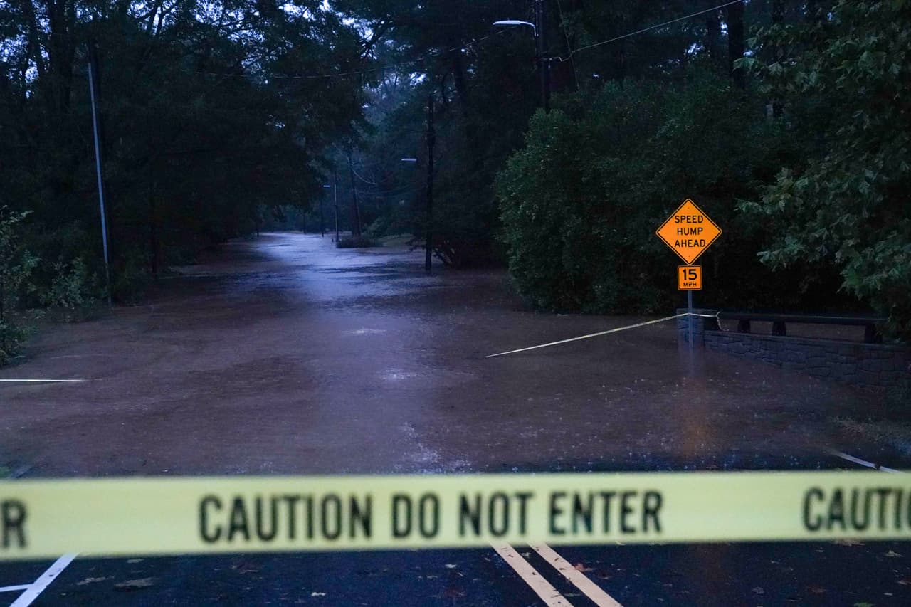 En Georgia, además de 
<b><a href="https://www.univision.com/local/atlanta-wuvg/como-reportar-arboles-caidos-fallas-electricas-inundaciones" target="_blank">inundaciones y caminos anegados</a></b>, dejó un saldo de muerte.