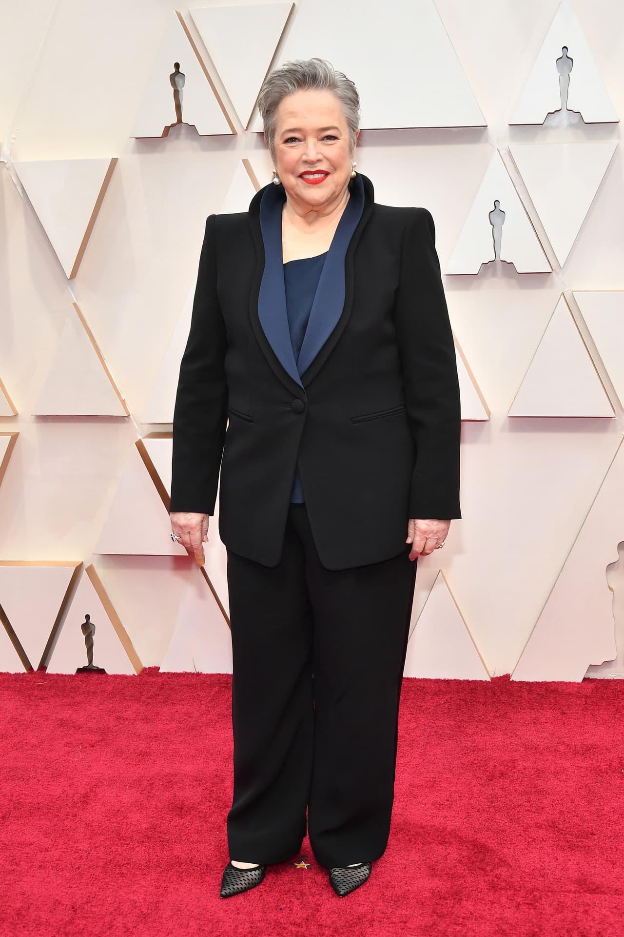 La actriz Kathy Bates prefirió caminar por la alfombra roja con un conjunto de dos piezas.
