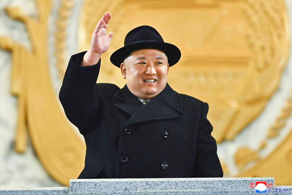 Fotos norcoreanas difundidas el miércoles mostraban a Kim, con abrigo negro y sombrero de fieltro, sonriendo y saludando desde un balcón.