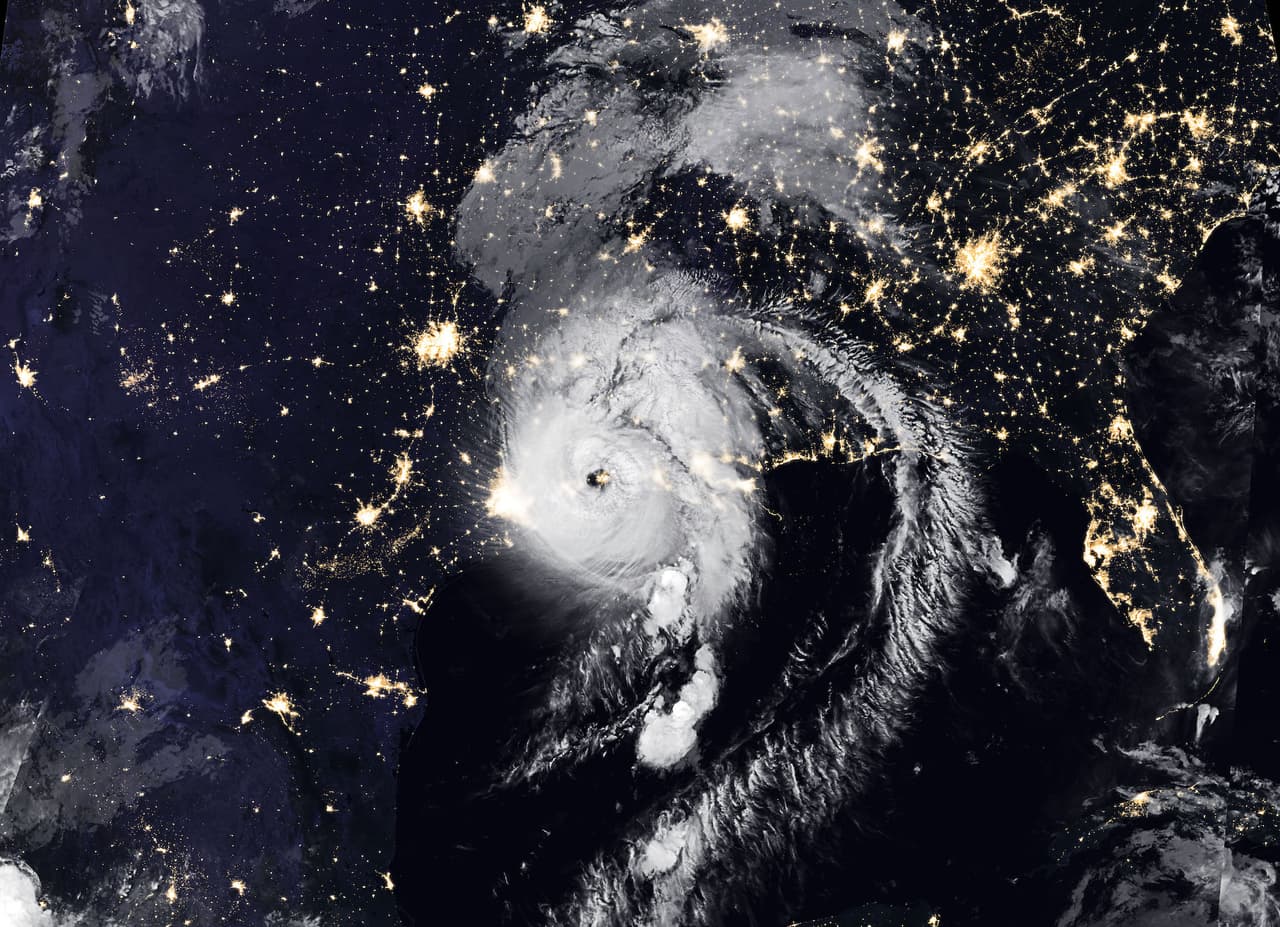 Imagen captada del 
<a href="https://www.univision.com/noticias/asi-es-la-devastacion-que-dejo-el-huracan-laura-a-su-paso-video">Huracán Laura </a>por el Visible Infrared Imaging Radiometer Suite (VIIRS), durante la madrugada del pasado 27 de agosto de 2020, tan solo un par de horas después de haber tocado tierra en Louisiana. 
<br>
<br>Laura, que alcanzó la categoría 4, se convirtió en el huracán más fuerte de 2020 que tocó tierra en Estados Unidos, igualando al 'Last Island' de 1856, uno de los más mortales en la historia de Louisiana.
