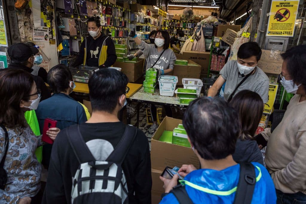 El anuncio de un cierre completo de la ciudad generó pánico en la población, que salió a comprar kits para detección del covid-19. La alarma ha saltado también entre padres de menores de edad, que vieron hace dos semanas cómo 
<b>una niña de 11 meses fue separada de sus papás y aislada en un hospital.</b> Normalmente, se permite el acceso a los hospitales de un representante del menor, pero el nivel de colapso es tal que fue imposible. La medida ha sido criticada. El consulado de Estados Unidos en la ciudad, por ejemplo, recomendó a sus ciudadanos evitar los viajes por riesgo a vivir separaciones familiares. El de Francia aseguró que las últimas medidas de Hong Kong podrían "afectar profundamente la vida de todos (...) especialmente de las familias con niños".