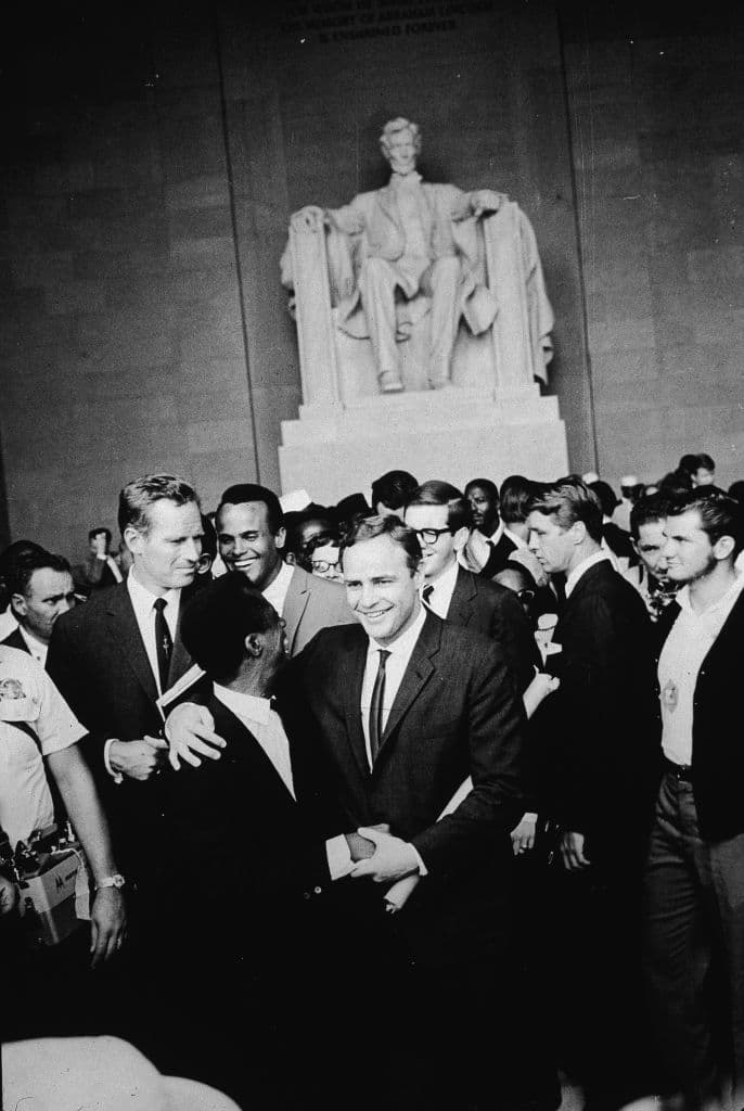 El Lincoln Memorial aparece en numerosas películas emblemáticas, por ejemplo en; 
<b>‘Mr Smith Goes to Washington’, ‘Independence Day’, 'Forrest Gump', 'Logan Run' y ‘Planet of the Apes’. </b>Y también lo han visitado célebres actores como 
<b>Marlon Brando</b>, que acudió a la 
<a href="https://www.univision.com/noticias/politica/vida-martin-luther-king-momentos-lucha-derechos-civiles-fotos">histórica marcha por los derechos civiles</a> del 28 de agosto de 1963 en el monumento y alrededores.