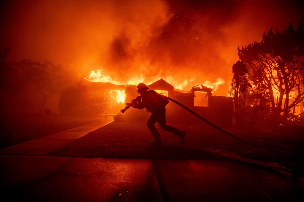 En cuanto al incendio Sylmar, preliminarmente se informó que se originó alrededor de las 10:30 p.m. del martes, provocando evacuaciones en el valle de San Fernando, más al norte de Los Ángeles.