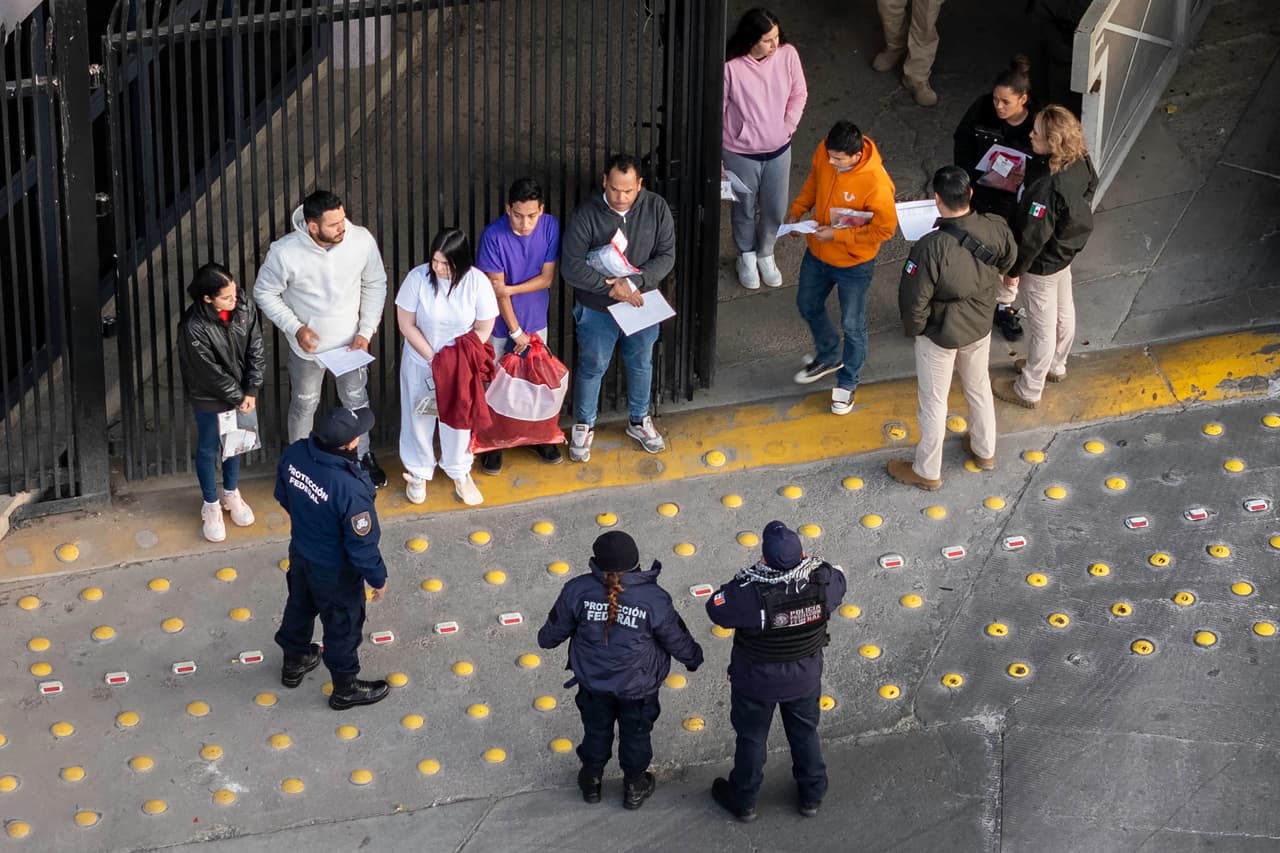 Estos grupos son recibidos por autoridades mexicanas en Nogales, Sonora, frontera con Arizona.