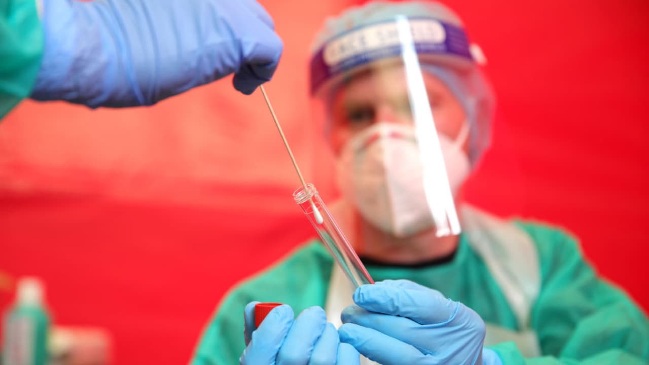 El epidemiólogo Alfredo Mena Lora explica que la Organización Mundial de la Salud (OMS) declara una variante como de preocupación cuando tiene muchas mutaciones. Asimismo, afirma que “en general, 
<b>mientras más virus hay circulando, mayor posibilidad hay de que este cambie”.</b>