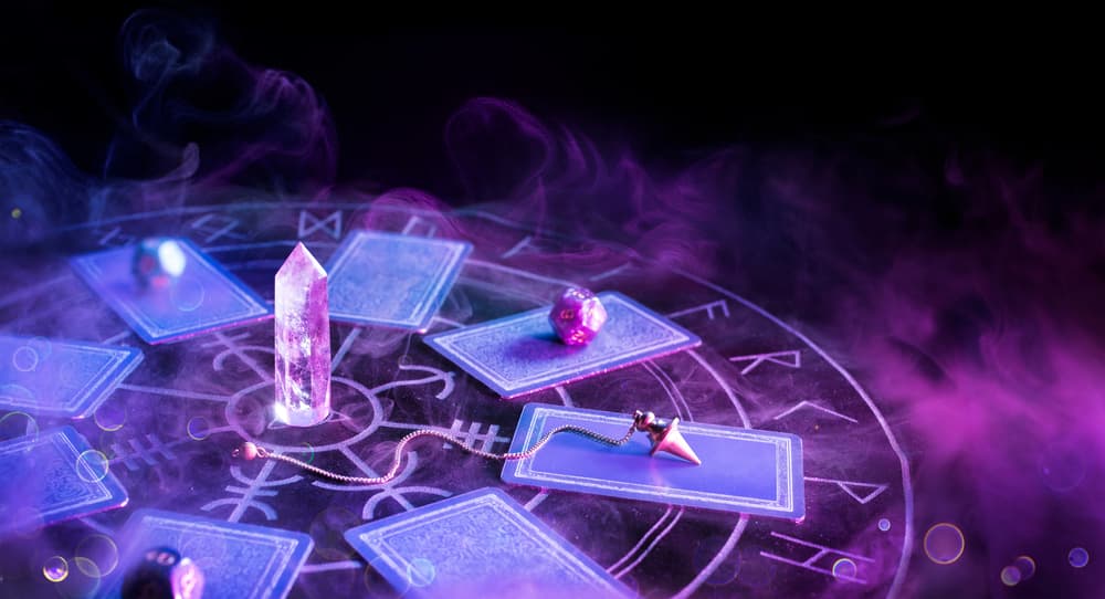 Veamos otra forma básica de que te lean las cartas del tarot. En esta ocasión es la tirada "hexagonal" que, como verás, no necesariamente es de seis cartas como dice su nombre.