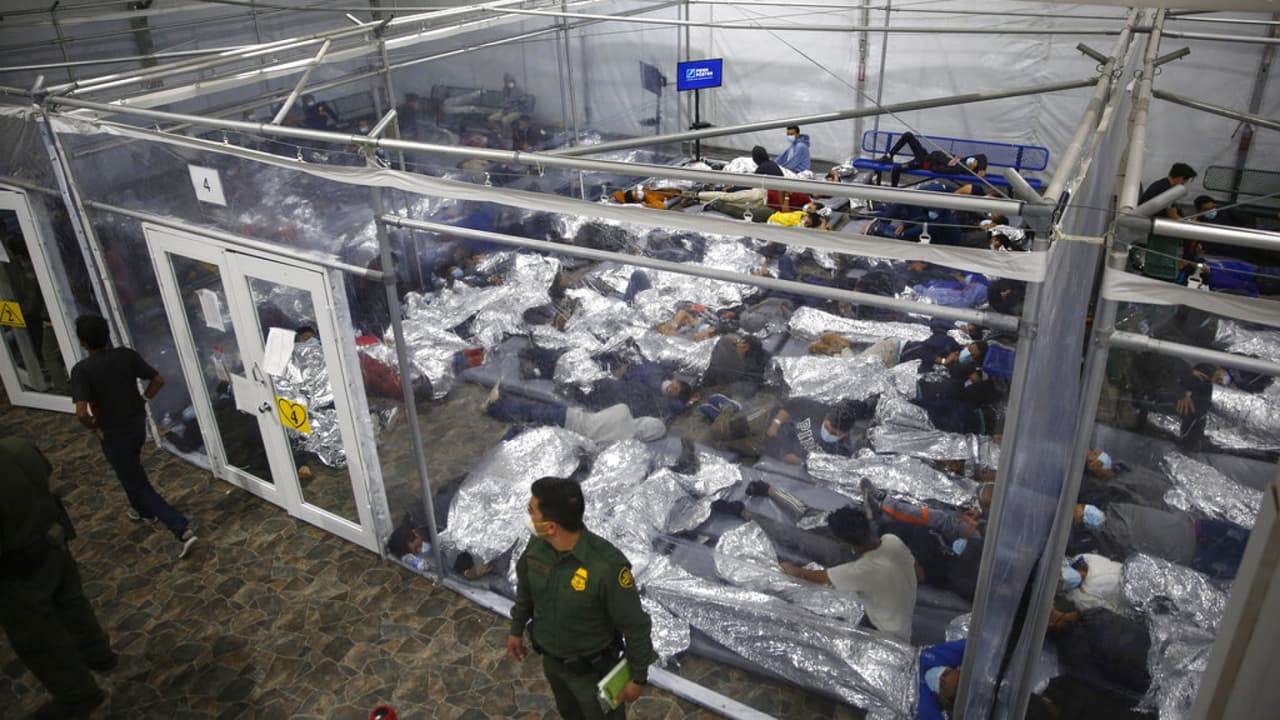 <b>En video:</b> En el lugar, ubicado en Donna, Texas, hay más de 4,100 personas, entre familias y niños no acompañados que fueron detenidos tras atravesar la frontera. En el recorrido por las instalaciones se evidenció cómo los menores están separados en celdas dependiendo de su edad y sexo. La Patrulla Fronteriza también mostró cómo usa drones en la noche para detectar el cruce de inmigrantes. 
<b><a href="https://www.univision.com/noticias/inmigracion " target="_blank">Más noticias aquí</a></b>.