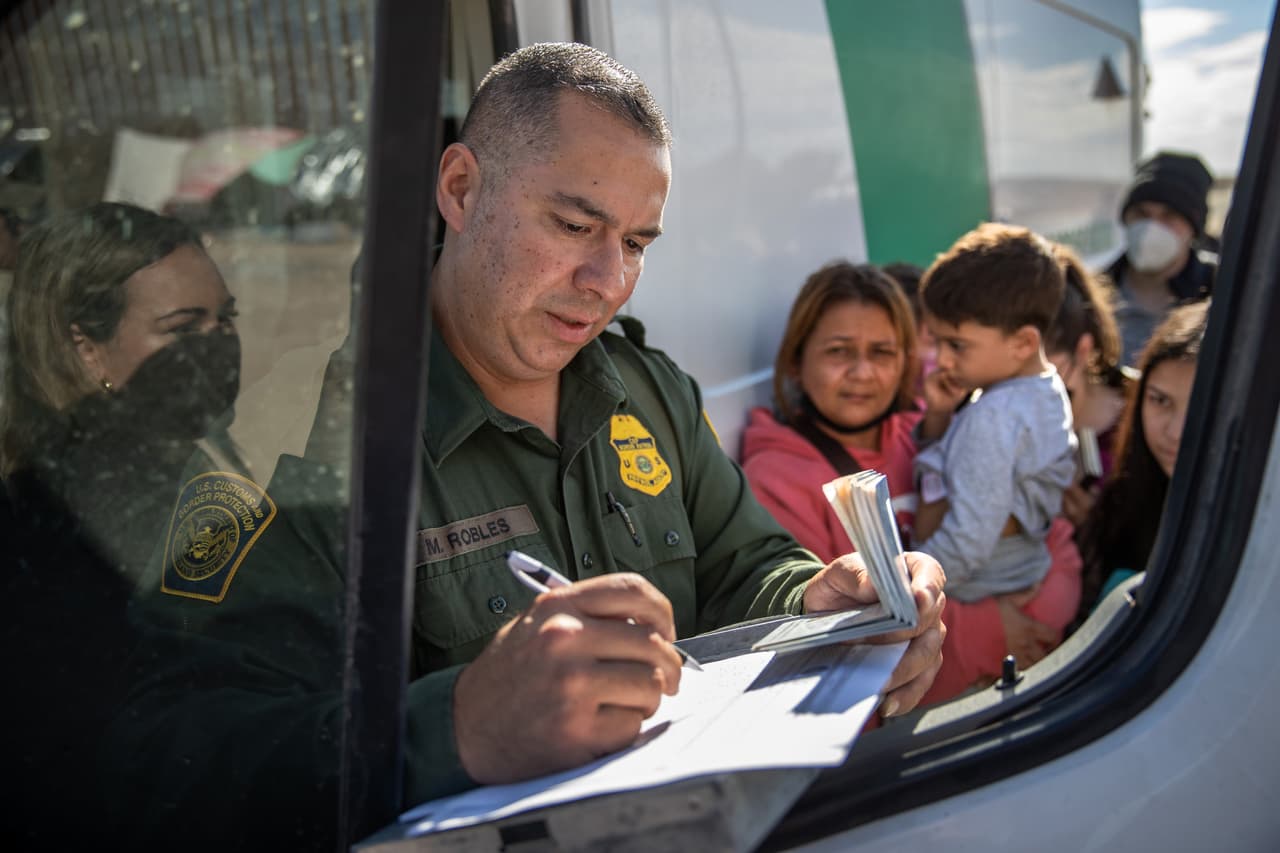 Los coloca "en la mira de ICE": qué pasa ahora con los inmigrantes que Texas envió a Washington