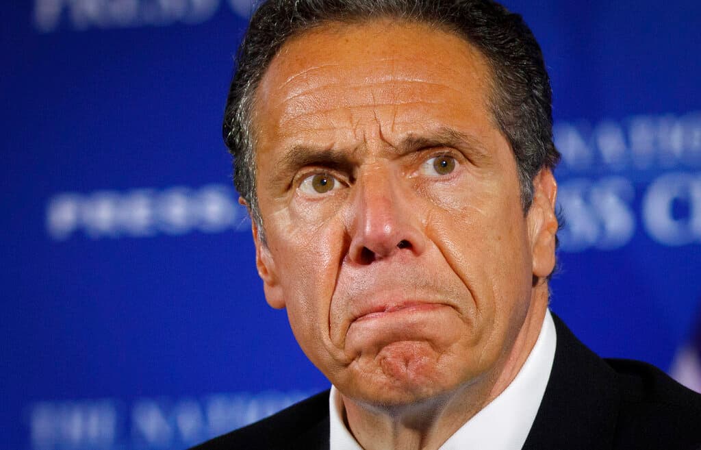 Presentan denuncia por delito sexual contra el exgobernador Andrew Cuomo