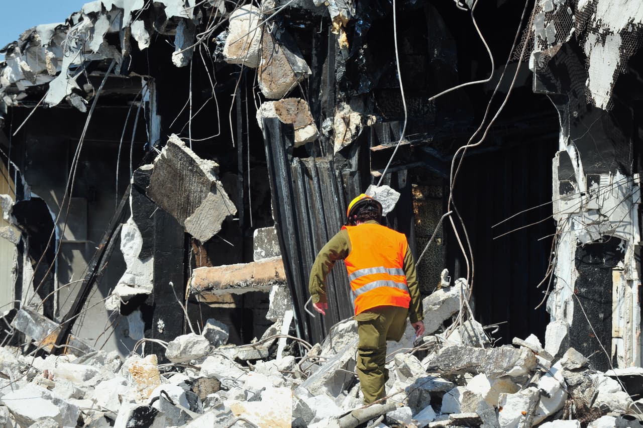 Por ello, es necesario que sepas qué debes hacer en caso de quedar atrapado después de un terremoto.
<br>