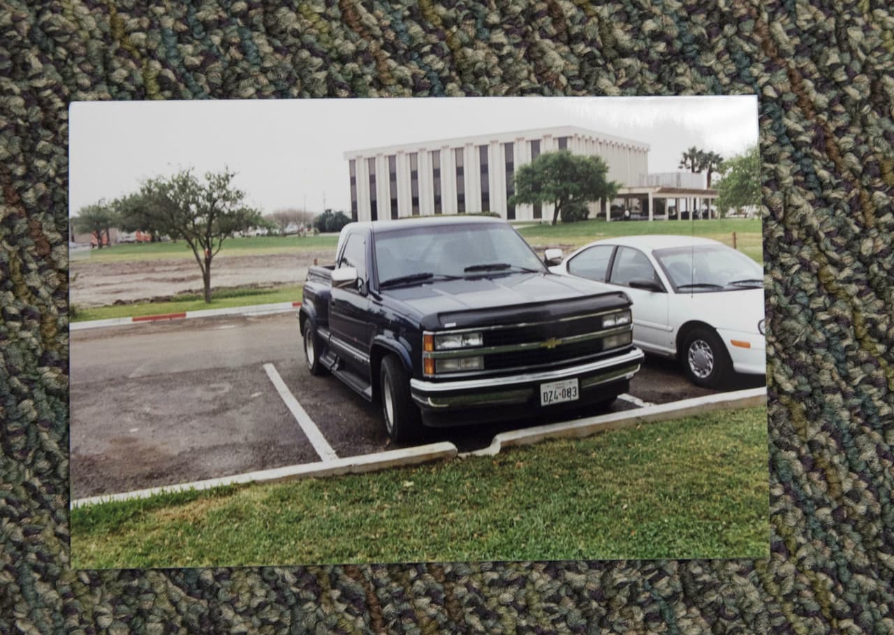 El 31 de marzo de 1995 Selena salió de su residencia en esta camioneta azul de su esposo, el guitarrista Chris Pérez. Se dirigió al motel Days Inn, en Corpus Christi, para recoger a Yolanda Saldívar y llevarla al hospital para un examen médico tras sufrir una supuesta violación el día anterior en México.