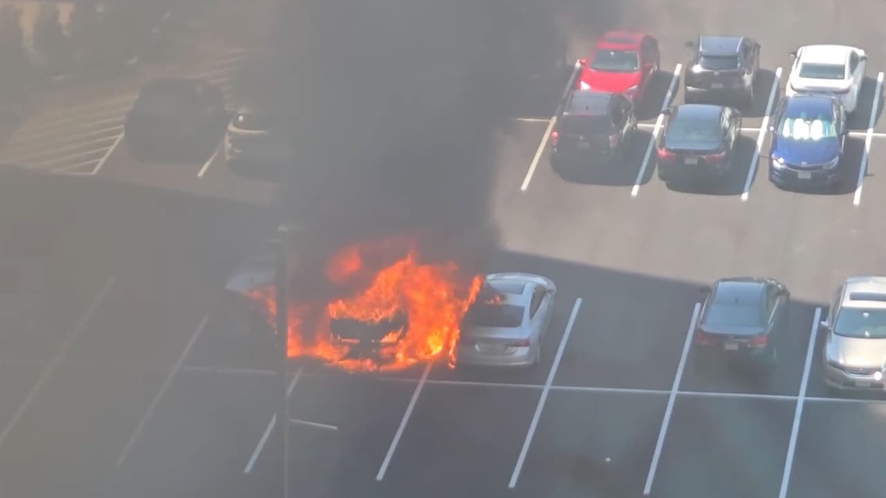 En video: La impresionante explosión de un auto en un estacionamiento en Virginia