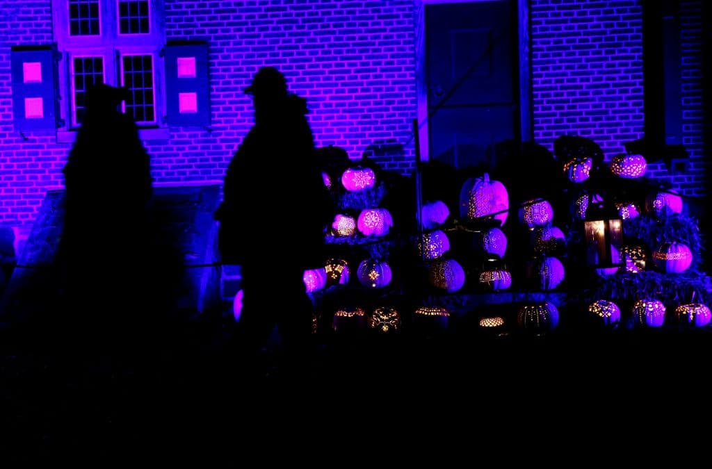 ¿Y qué decir del riesgo de
<b> tropezar con las decoraciones terroríficas de Halloween? </b>Los tropiezos, caídas y resbalones son accidentes que pueden dejar a las víctimas con lesiones importantes que podrían tener efectos a largo plazo en sus vidas.
<br>