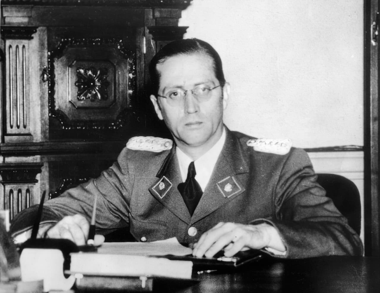 <b>Carlos Delgado Chalbaud, presidente de Venezuela.</b>
<br>
<br>Fue presidente de la junta militar que gobernó el país sudamericano luego del derrocamiento de Rómulo Gallegos en 1948. 
<a href="http://www.efemeridesvenezolanas.com/sec/his/id/60/"><u>Fue secuestrado y asesinado por adversarios políticos el 13 de noviembre de 1950</u></a>. Tenía 41 años de edad.
<br>