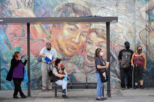 Entre las causas de esta realidad se encuentran las 
<a href="https://www.univision.com/local/los-angeles-kmex/elecciones-estados-unidos-2020/coronavirus-la-mayoria-de-contagiados-son-latinos-y-no-se-hace-rastreo-de-contactos">disparidades socioeconómicas del grupo</a>, la falta de información en español, asistencia médica y poca o ninguna solicitud de ayuda por temor a impactar su situación migratoria.