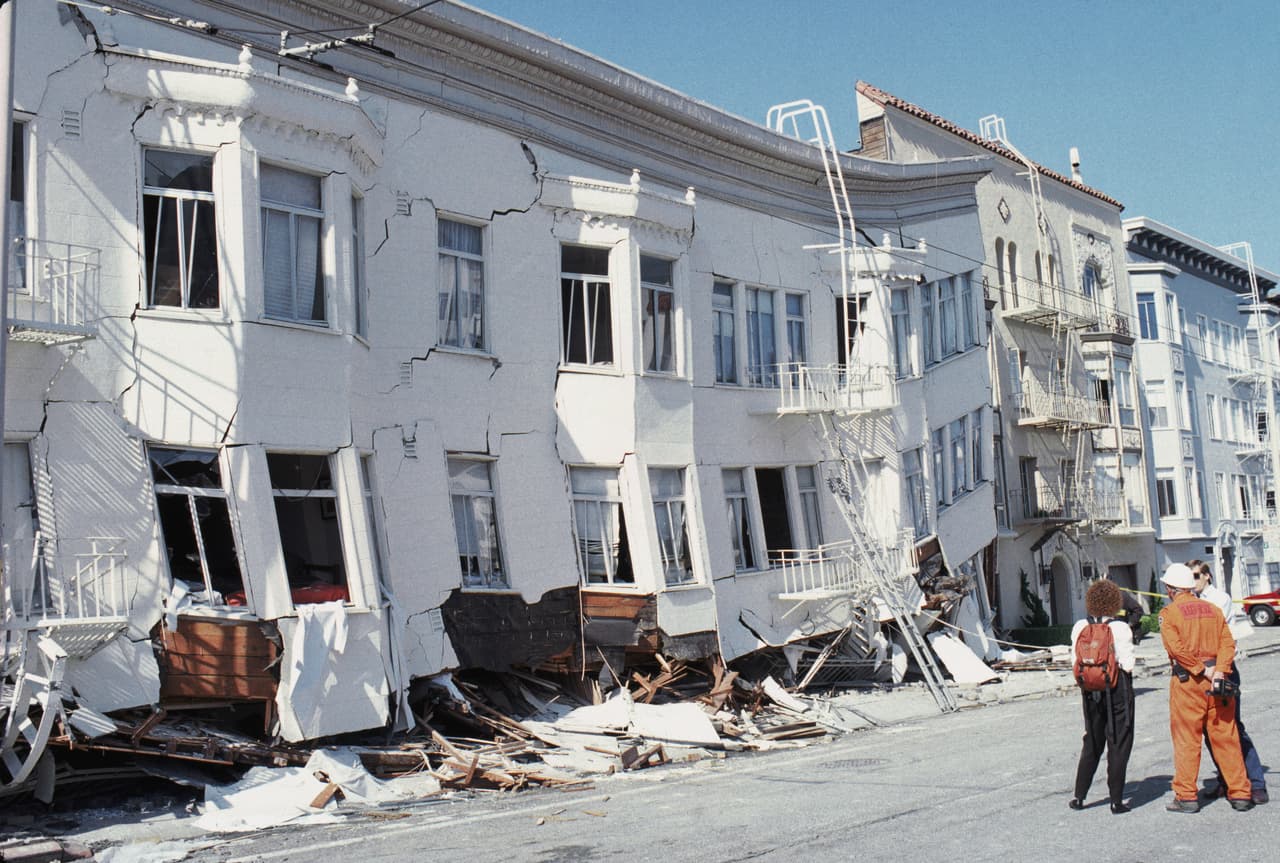 Al menos cuatro personas murieron en el Distrito Marina durante el terremoto de Loma Prieta. Además, cuatro edificios fueron consumidos por las llamas y otros siete se derrumbaron a causa de la sacudida.