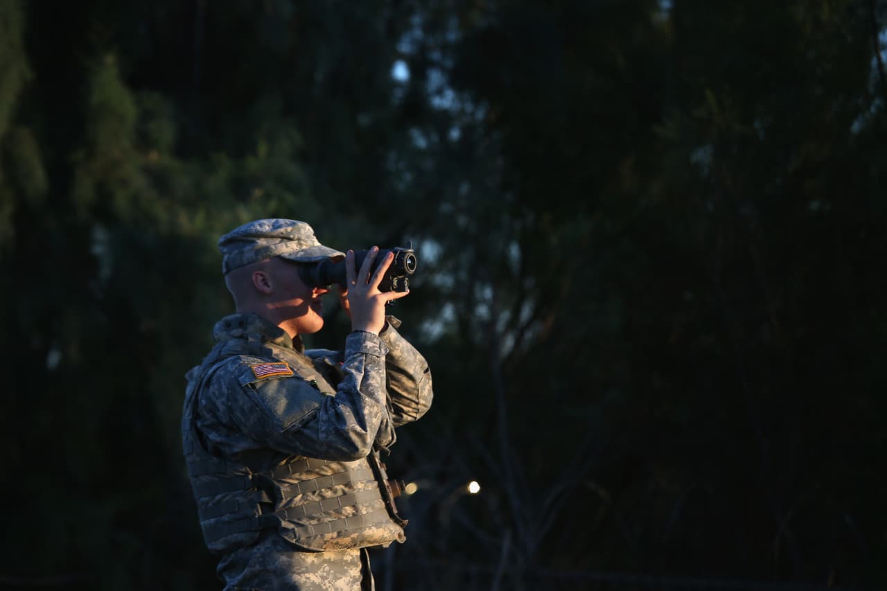 <b>Despliegue en Texas. </b>Un guardia nacional desplegado en la frontera en 2014 por decisión del gobernador de Texas, Rick Perry, ante el aumento de niños solos y familias indocumentadas que llegaron ese verano a la zona del Río Grande.