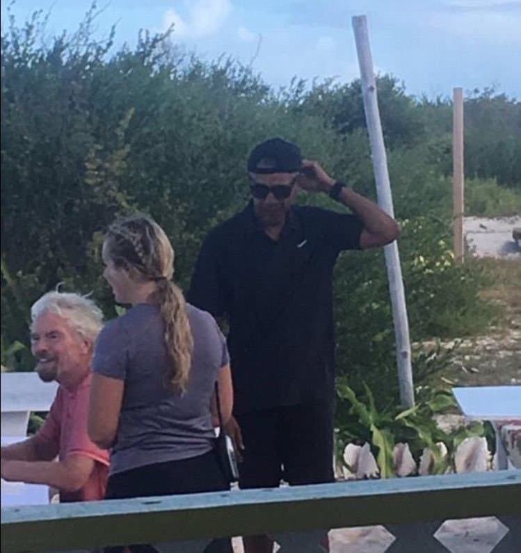 Después de ocho años de vestimenta de etiqueta, Michelle y Barack están desafiando todo protocolo en lo que se refiere a su estilo. Mientras Barack se deja fotografiar en shorts y con la gorra para atrás, Michelle aparece en leggins y 
<i>flip flops</i>.