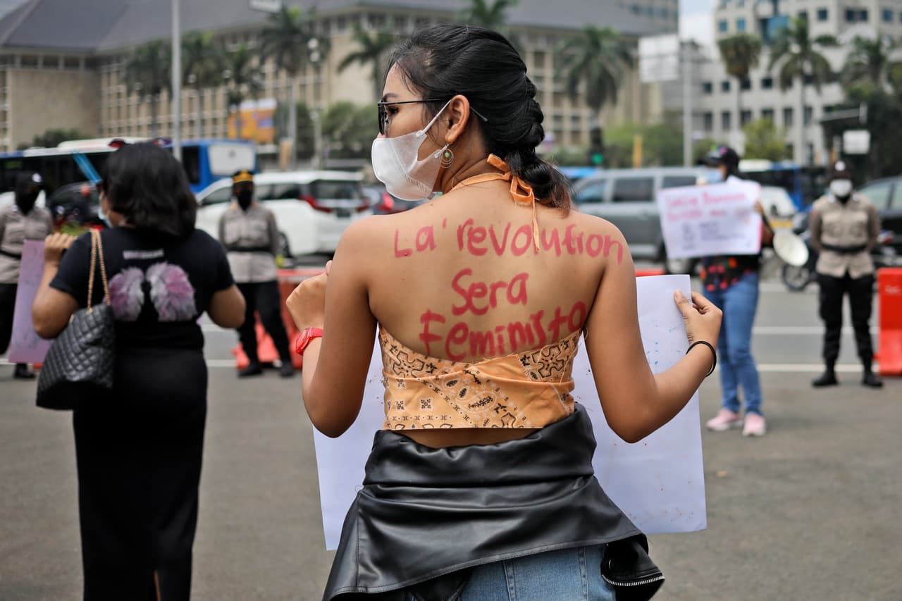 <b>"La revolución será feminista"</b>, se lee en este mensaje de una mujer que protestaba en una calle de Yakarta, indonesia, el lunes 8 de marzo. La celebración del 
<a href="https://www.unwomen.org/es/news/in-focus/international-womens-day"><u>Día Internacional de la Mujer</u></a> tuvo sus orígenes en las protestas de cientos de miles de mujeres que reclamaron su derecho al voto y otras medidas igualitarias desde comienzos del siglo XX.