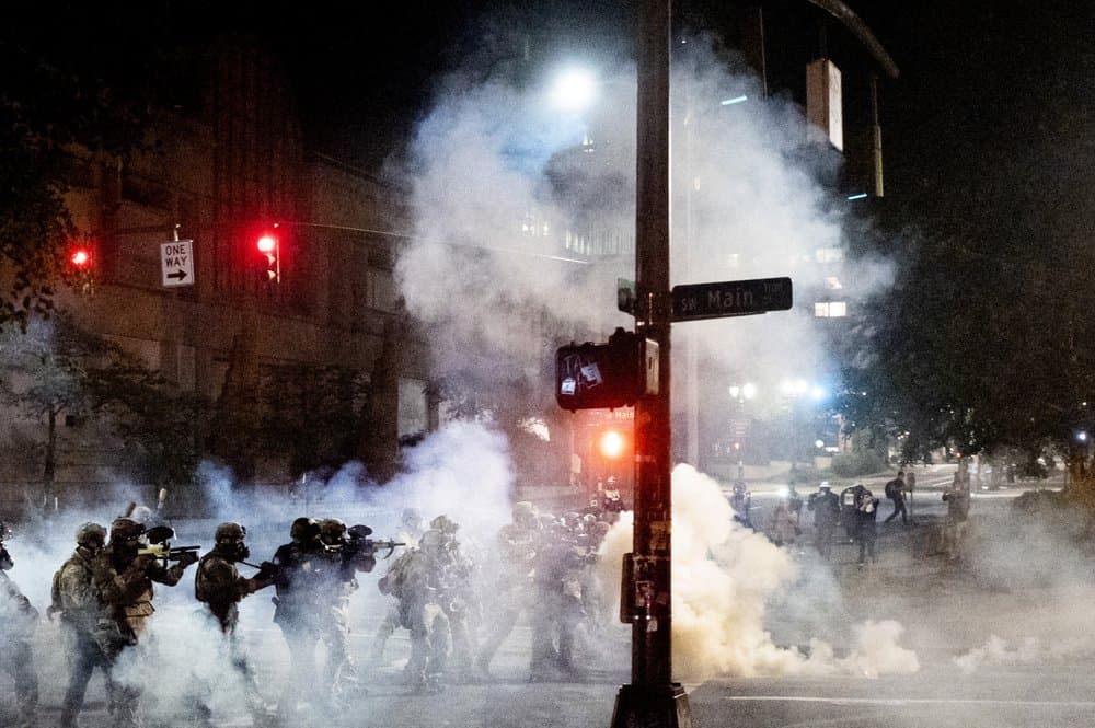 Los agentes federales disparan gases lacrimógenos para dispersar a los manifestantes de 
<a href="https://www.univision.com/temas/black-lives-matter">Black Lives Matter</a> cerca de la Corte Mark O. Hatfield este lunes en Portland. Dos senadores de Oregon y dos de sus miembros de la Cámara han pedido al inspector general del DHS, así como al 
<a href="https://www.justice.gov/espanol" target="_blank">Departamento de Justicia </a>que investigue "la presencia no solicitada y las acciones violentas de las fuerzas federales en Portland"
<b>.</b>