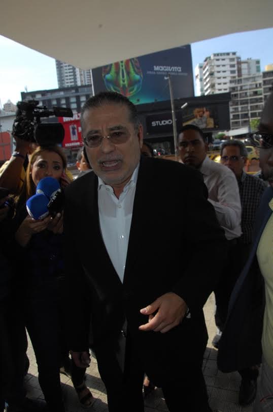 El exministro consejero de la presidencia de Panamá y socio del bufete Mossack Fonseca, Ramón Fonseca Mora, rodeado por la prensa este jueves 9 de febrero de 2017 en la capital panameña.