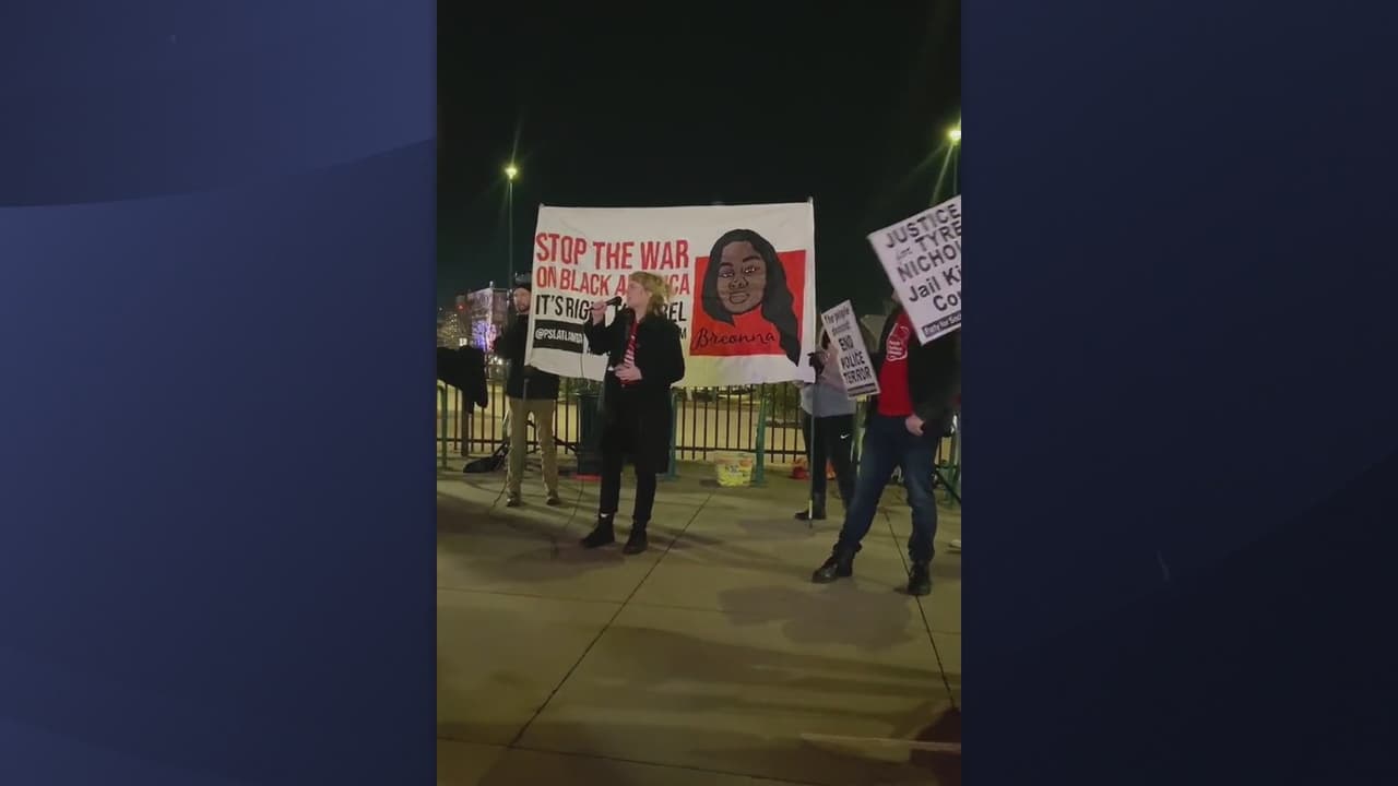 Un grupo de personas se reunieron en el centro de Atlanta para manifestarse luego de que se diera a conocer el video de la detención de Tyre Nichols, tres días después de ser golpeado por cinco policías de Memphis. Además, el alcalde de Atlanta y el gobernador de Georgia publicaron declaraciones sobre la muerte de Nichols.