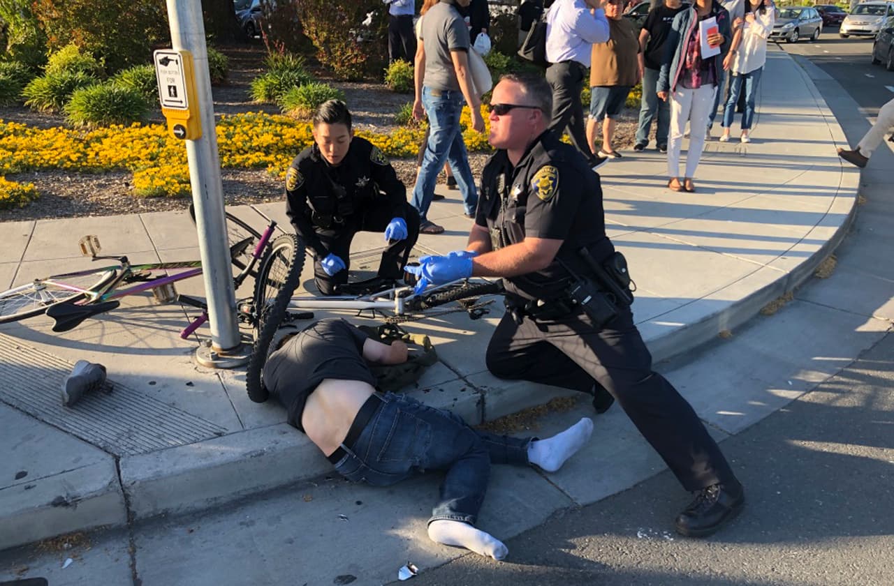 Entre las víctimas se encontraban por lo menos tres menores de edad: 
<a href="https://www.univision.com/local/san-francisco-kdtv/le-agradecio-a-dios-por-el-accidente-imputan-cargos-a-conductor-que-arrollo-a-8-peatones-en-california" target="_blank">una adolescente de 13 años, que se encuentra hospitalizada en condición crítica, y su hermano de 9 años, así como otro joven de 15 que ya fue dado de alta.</a> El capitán de la Policía de Sunnyvale, Jim Choi, dijo que el sospechoso aceleró su vehículo cuando se acercaba al grupo de personas que esperaba la luz verde para cruzar la calle y que 
<b>a los investigadores no les queda duda de que se trató de un acto intencional.</b>