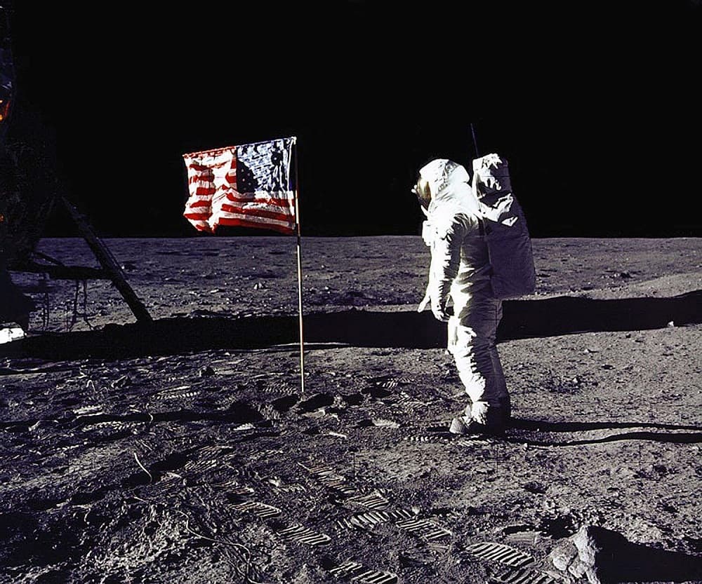 El mundo se paralizó el 20 de julio de 1969. En sus televisores, millones de personas pudieron observar por primera vez cómo un humano ponía el pie en la luna. Este histórico momento fue citado por el 17% de los estadounidenses.