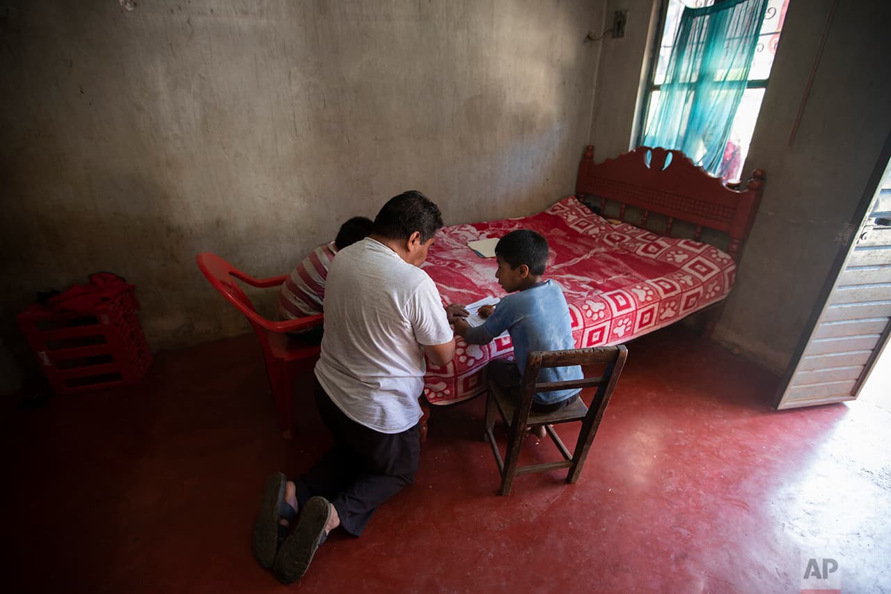 Samuel Vázquez, de 12 años, 
<b>trabaja en el campo junto a su padre, una actividad que solía hacer con sus hermanos durante los fines de semana.</b> Desde que las escuelas cerraron en marzo, han trabajado de lunes a viernes, desyerbando y ayudando con los cultivos.
<br>
<br>Usando una cama como escritorio, Agustín Vázquez ayuda a sus hijos Samuel y Héctor con sus tareas escolares entregadas por maestros. “Lo intento , pero no es lo mismo que el profesor, porque soy agricultor ”, dijo Agustín.