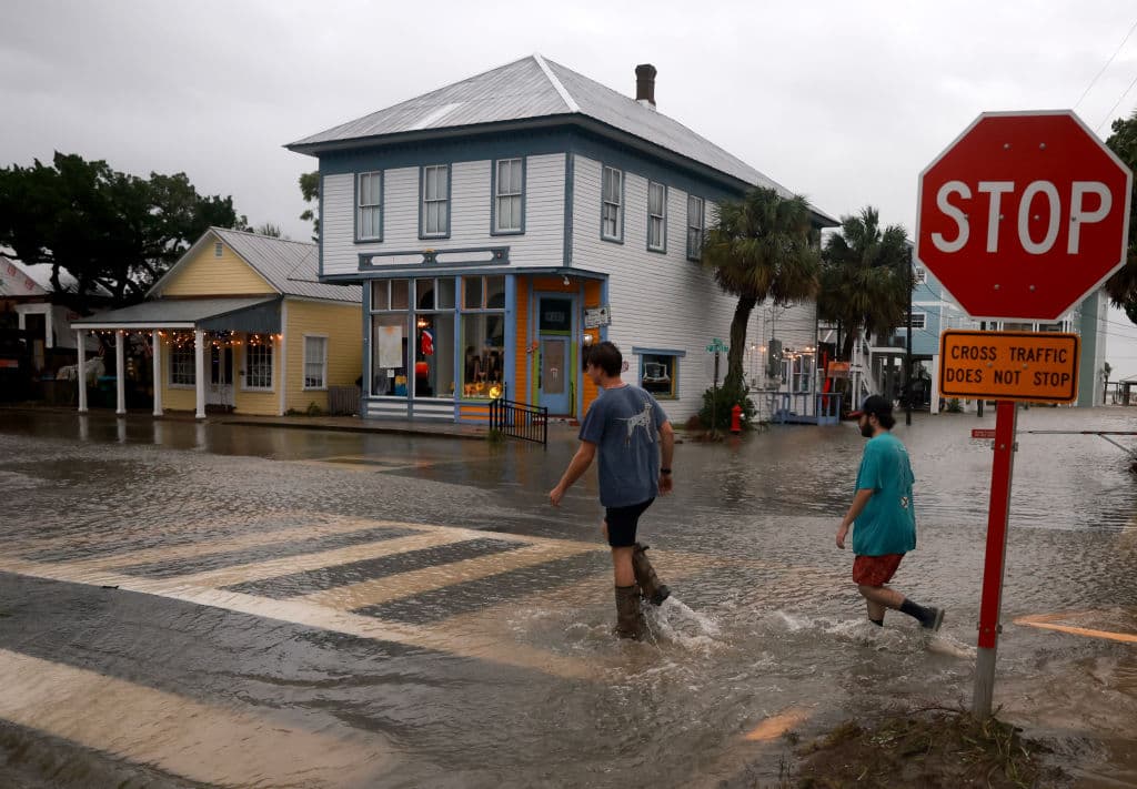 La marejada ciclónica se extendió por varios bloques de Cedar Key, donde se esperaba más lluvia durante el día.